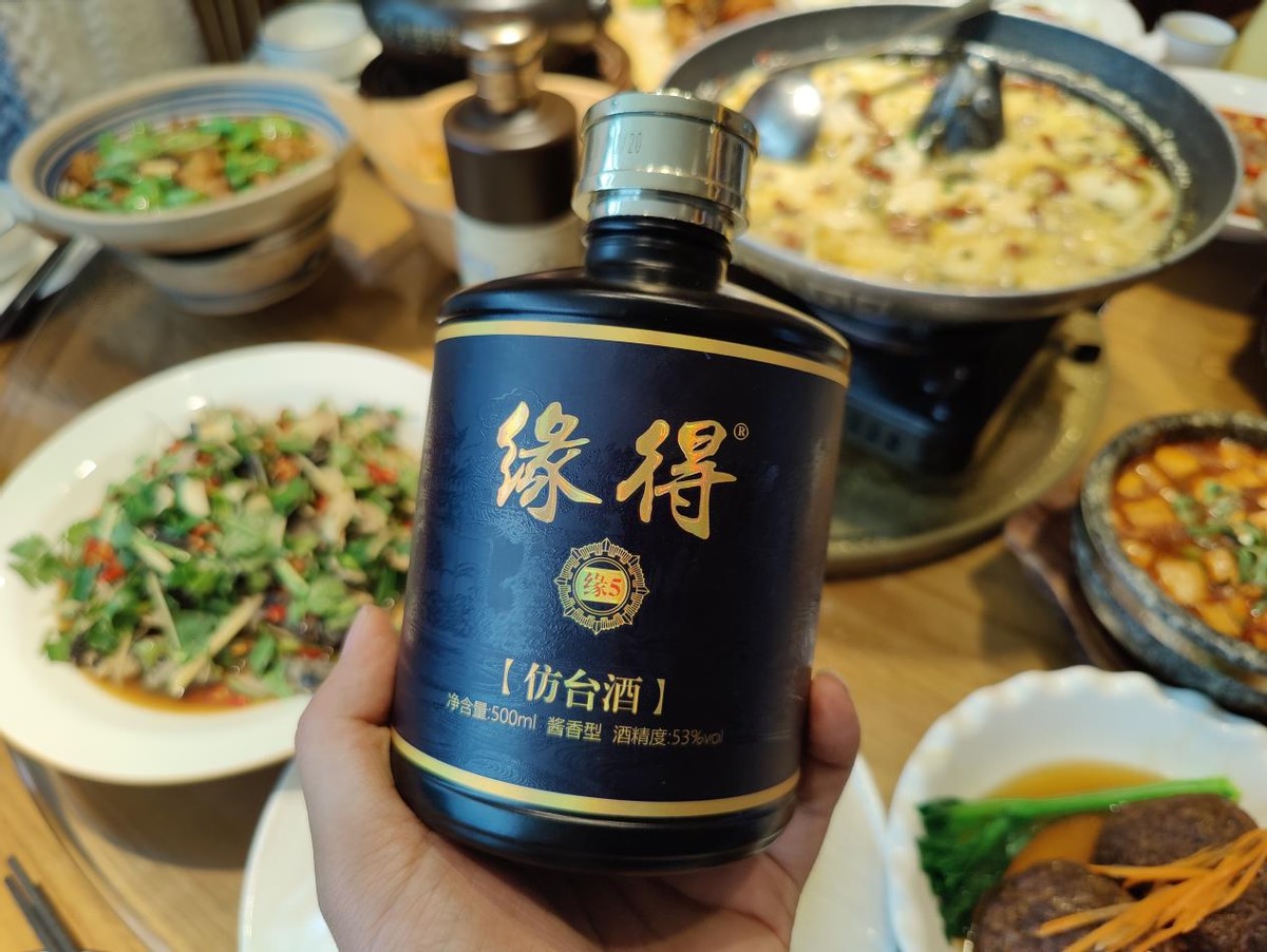 聚餐适合喝什么酒水？什么酒较好？五一假期聚餐时拿出这款酒来喝倍有面子