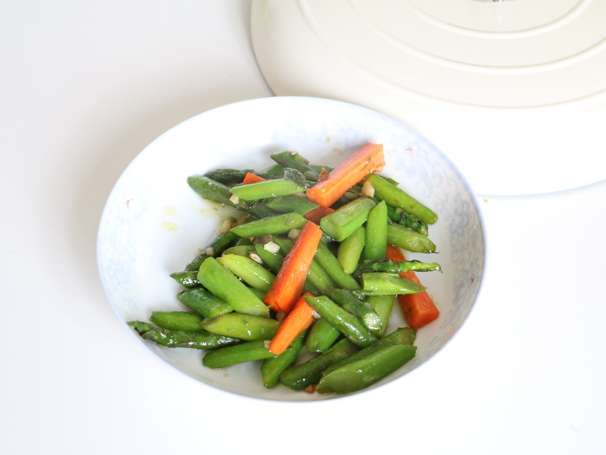 不粘锅说明牌子好，体验德马克白月光不粘锅，能煮能炖还能炒，高颜值厨具给你好心情