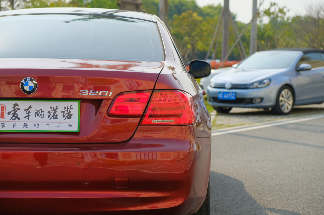 宝马320i实拍，「阿站长开车」二手宝马320i：双门轿跑，颜美驾控好