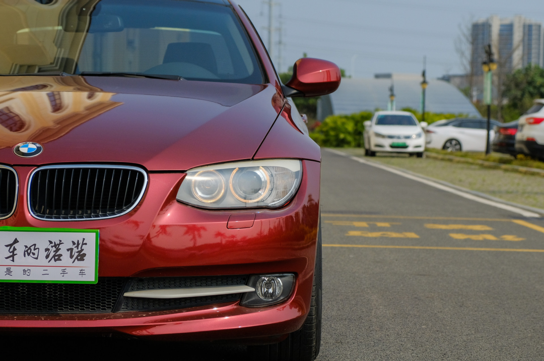 宝马320i实拍，「阿站长开车」二手宝马320i：双门轿跑，颜美驾控好