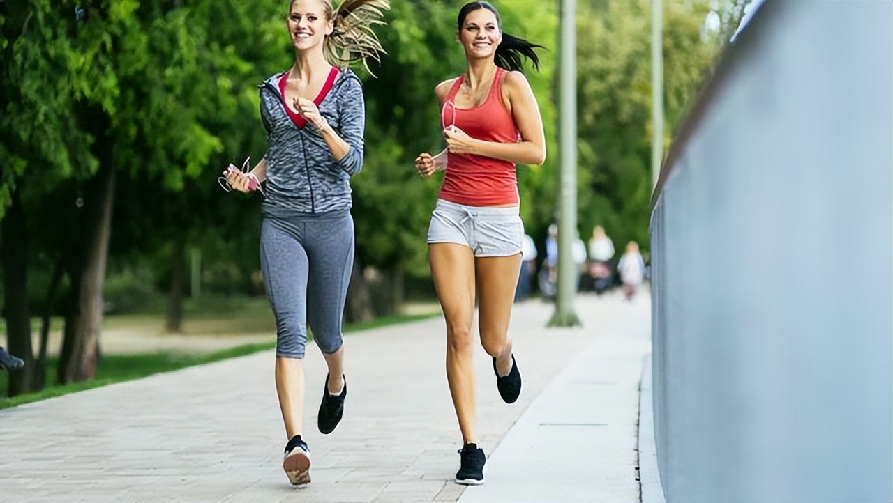 每天早上和晚上都跑步5公里伤害身体吗？每晚坚持“夜跑”5公里，一段时间后，身体会拥有什么？早看早知