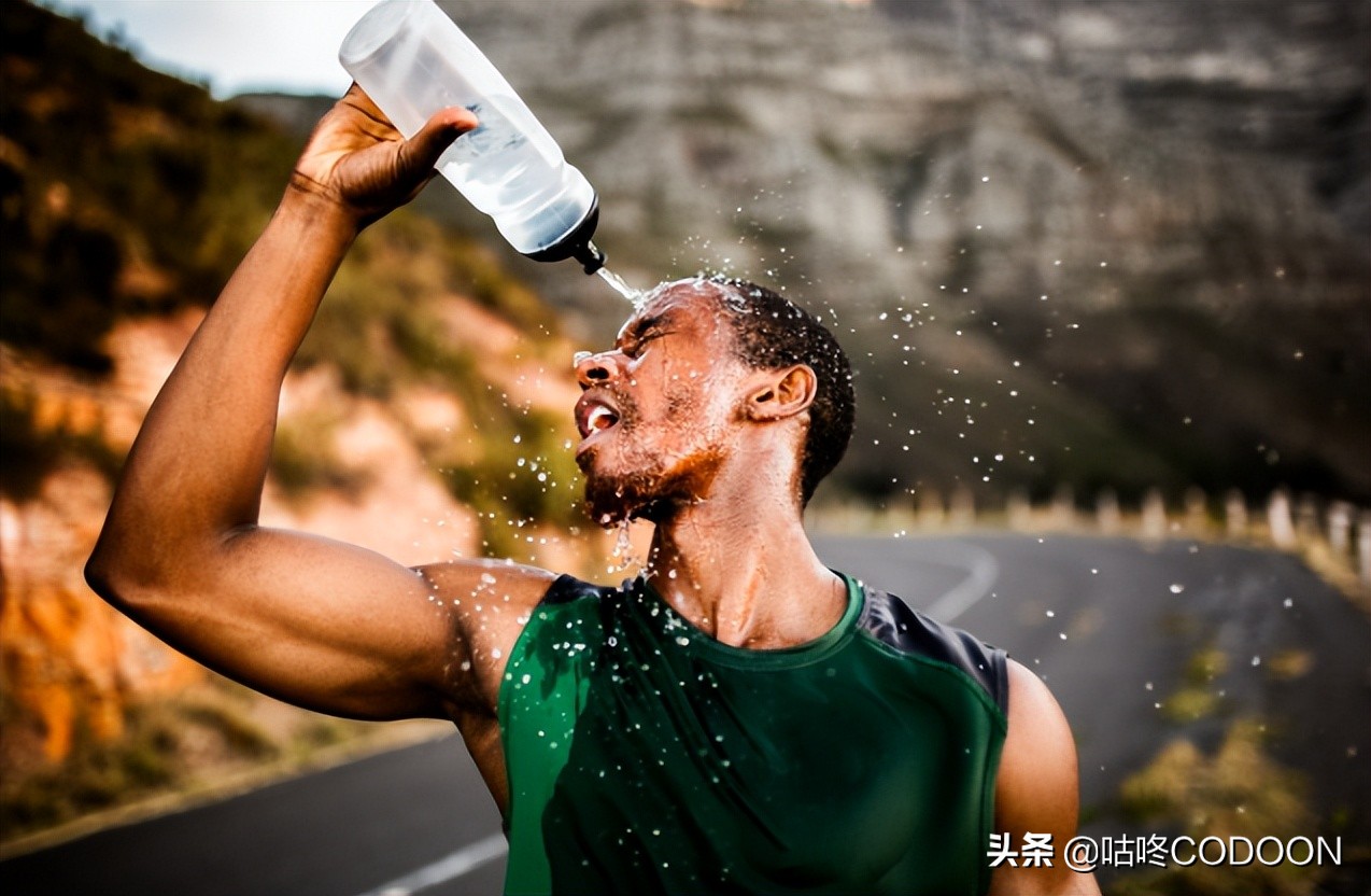 夏季运动出汗多,盐分丧失量大,人体在运动时每丢失1%体重的水,体温就