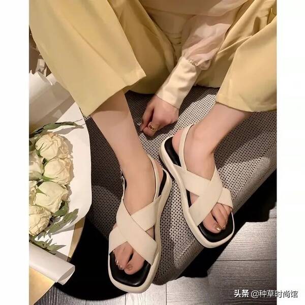 脚胖适合穿什么鞋(脚胖穿凉鞋不好看怎么办) 脚胖适合穿什么鞋(脚胖穿凉鞋不好看怎么办)