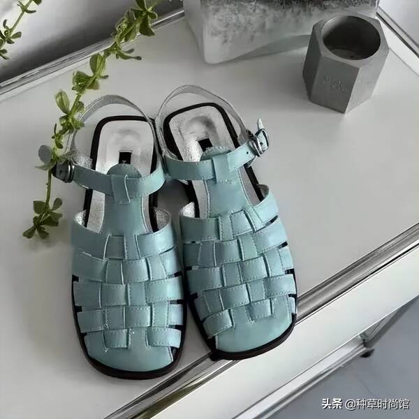 脚胖适合穿什么鞋(脚胖穿凉鞋不好看怎么办) 脚胖适合穿什么鞋(脚胖穿凉鞋不好看怎么办)