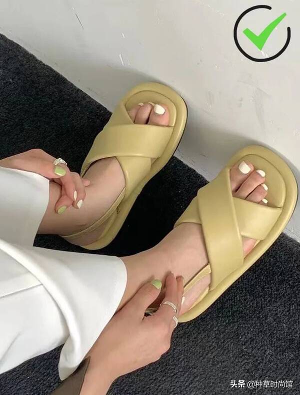 脚胖适合穿什么鞋(脚胖穿凉鞋不好看怎么办) 脚胖适合穿什么鞋(脚胖穿凉鞋不好看怎么办)