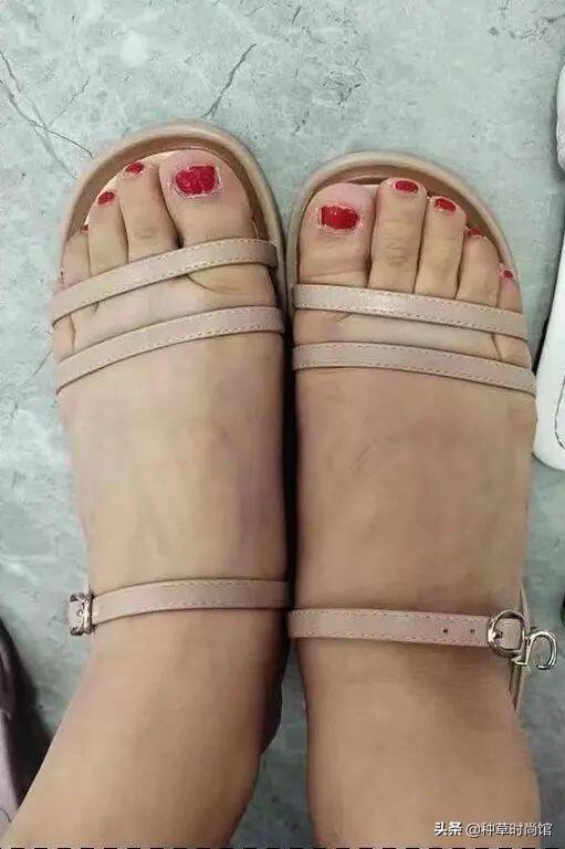 脚胖适合穿什么鞋(脚胖穿凉鞋不好看怎么办) 脚胖适合穿什么鞋(脚胖穿凉鞋不好看怎么办)