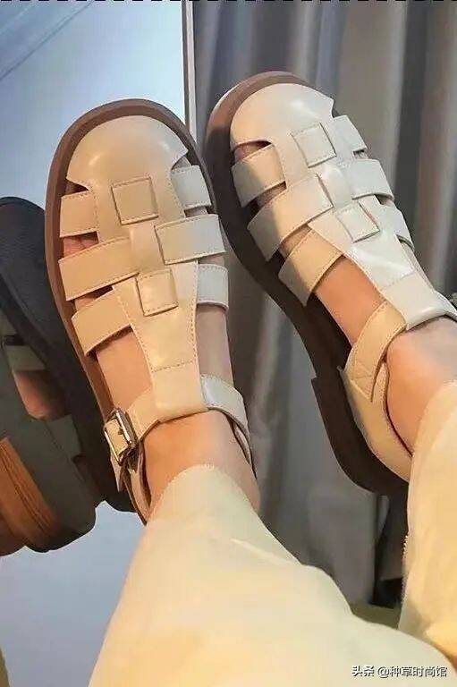 脚胖适合穿什么鞋(脚胖穿凉鞋不好看怎么办) 脚胖适合穿什么鞋(脚胖穿凉鞋不好看怎么办)