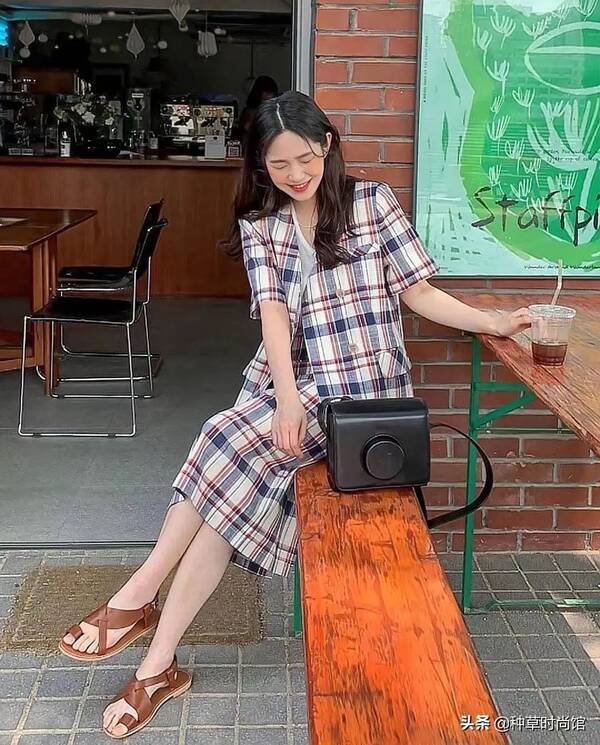 脚胖适合穿什么鞋(脚胖穿凉鞋不好看怎么办) 脚胖适合穿什么鞋(脚胖穿凉鞋不好看怎么办)