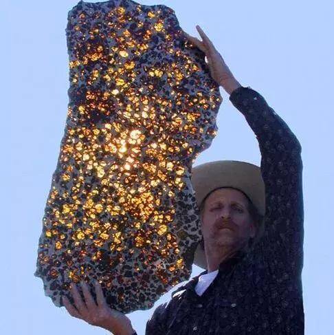 铁陨石多少钱一克，真正的陨石价格多少钱一克（坠落青海的火流星重430吨）