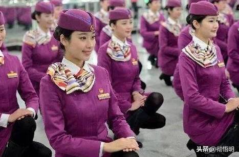空姐一个月多少钱，空姐一个月工资多少钱（说出来你可能不会相信）?