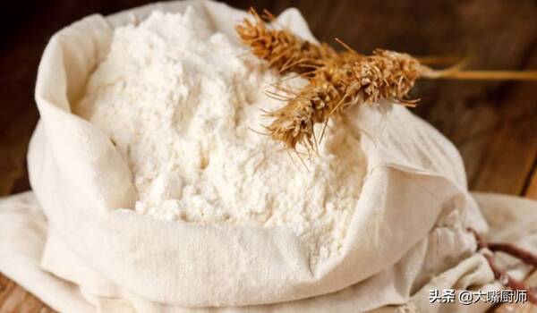 普通面粉多少钱一斤，面粉50斤多少钱一袋（全麦粉和普通粉哪种好）