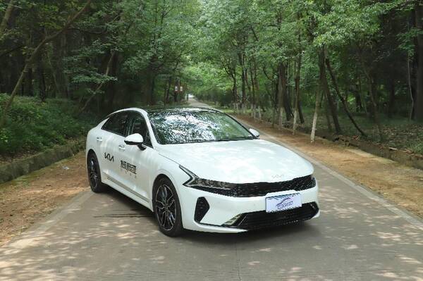 起亚K5凯酷对比雅阁，16万多起售的中型车，对拼雅阁也不怵？实拍起亚K5凯酷