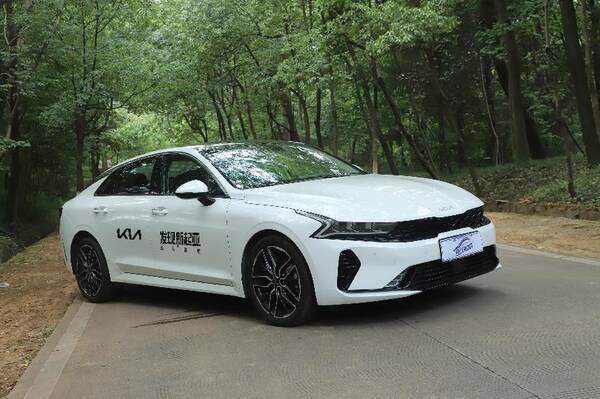 起亚K5凯酷对比雅阁，16万多起售的中型车，对拼雅阁也不怵？实拍起亚K5凯酷
