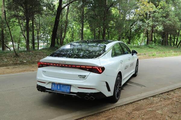 起亚K5凯酷对比雅阁，16万多起售的中型车，对拼雅阁也不怵？实拍起亚K5凯酷