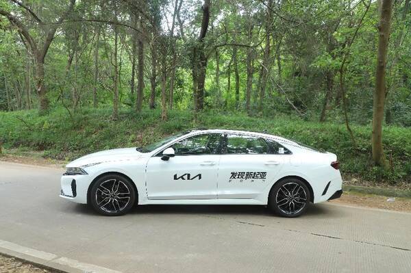 起亚K5凯酷对比雅阁，16万多起售的中型车，对拼雅阁也不怵？实拍起亚K5凯酷