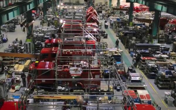 中国研制成功导弹消防车，进口一辆要2400万，我国能造航母火箭，为何造不出小小的消防车？