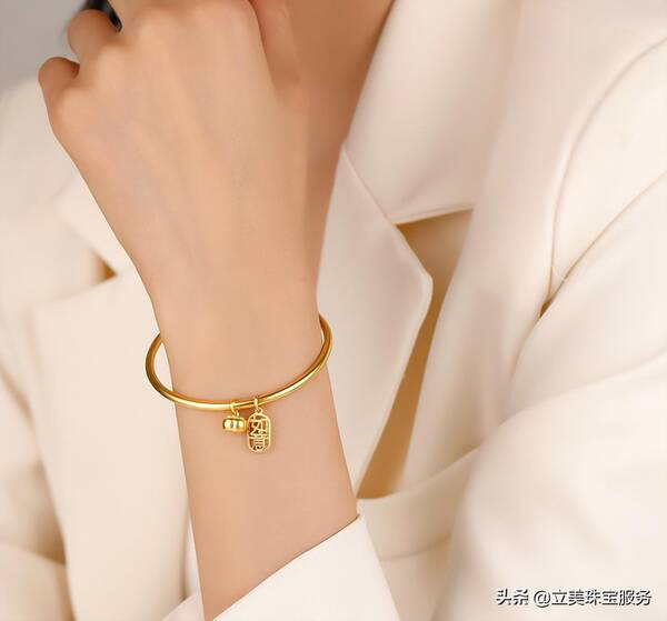 为什么现在黄金手镯都是按价格卖啊？金价下跌到372元，能入手黄金手镯吗？怎么买能更加便宜？