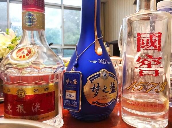 十大口感好又不贵白酒推荐，国内这8款“良心”白酒，好喝回味无穷，全喝过的人太少了