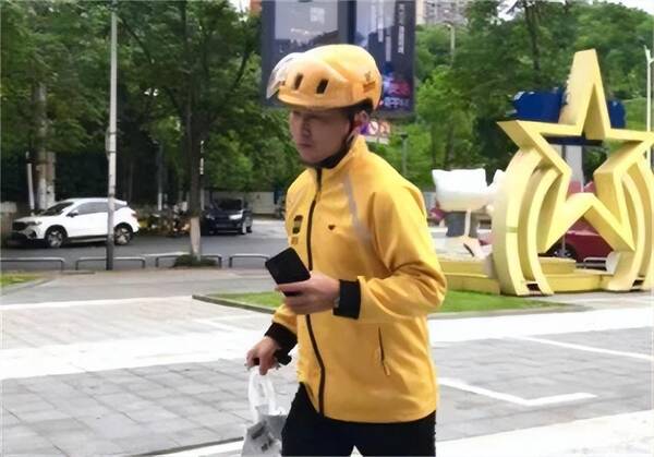 银行行长辞职创业失败送外卖，51岁银行行长到外卖小哥