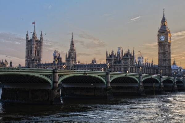 自费出国留学一年多少钱，英国留学一年到底要花多少钱