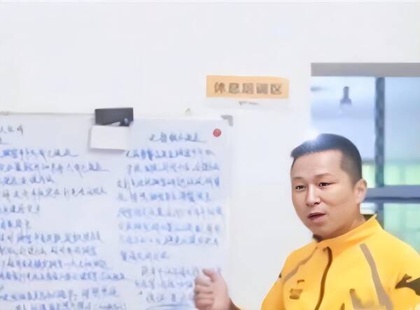 银行行长辞职创业失败送外卖，51岁银行行长到外卖小哥