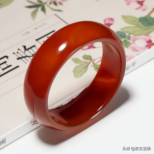 翡翠跟玛瑙哪个贵？都是“石头”，为什么翡翠比玛瑙贵那么多？