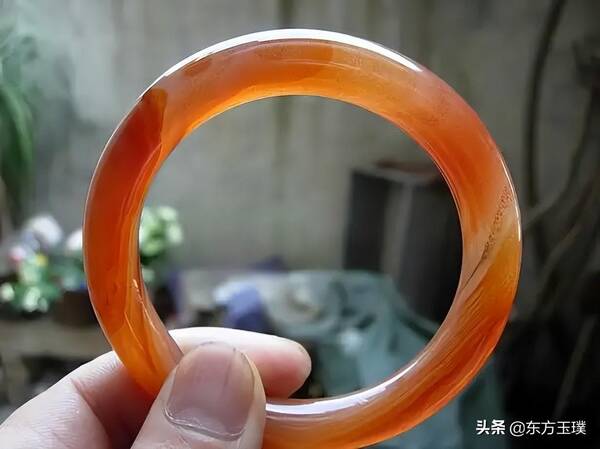 翡翠跟玛瑙哪个贵？都是“石头”，为什么翡翠比玛瑙贵那么多？