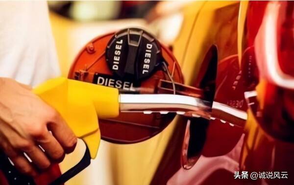 成品油价年内最大降幅来了,92号汽油重回“6元时代”，本轮计价周期已过半，油价预计下调208元/吨，92号汽油继续下跌