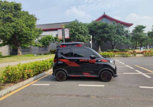 五菱mini后备箱，改款五菱MINI实车到店！2.98万出厂配运动套件+行李箱，续航300Km
