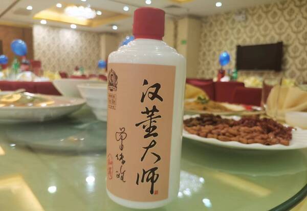 四川酒文化了解一下，四川酒桌“怪象”，喝酒不见五粮液，这些小众酒却深受喜爱