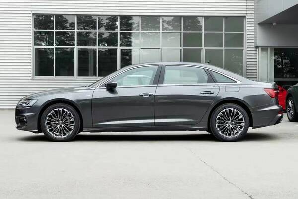 奥迪a6l2.0t百公里油耗，奥迪A6LPHEV，百公里综合油耗低至2.1升，50.8万值得买么？
