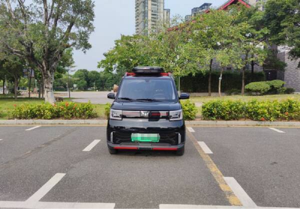五菱mini后备箱，改款五菱MINI实车到店！2.98万出厂配运动套件+行李箱，续航300Km