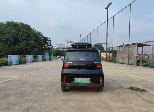 五菱mini后备箱，改款五菱MINI实车到店！2.98万出厂配运动套件+行李箱，续航300Km