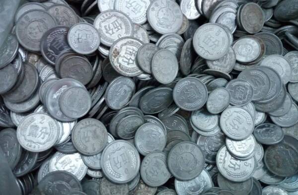 这个年份的五分硬币一枚价值12万,如有看到千万留好，能翻50万倍，2分硬币市价表来了，多个年份可以找找