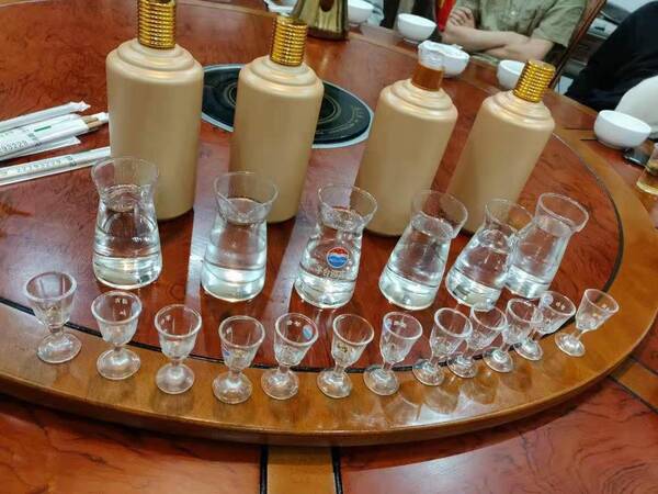 白云边浓爽18年陈酿，白云边白酒20年陈酿45度