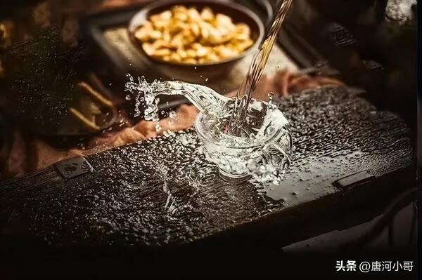 哪些酒便宜又是纯粮酿造的？超市4大良心“裸瓶酒”，都是纯粮酿造，价格亲民，懂酒的常喝