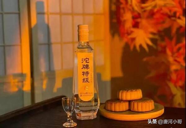 哪些酒便宜又是纯粮酿造的？超市4大良心“裸瓶酒”，都是纯粮酿造，价格亲民，懂酒的常喝