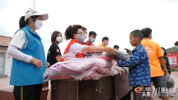 送温暖捐赠衣物活动，平川：情系贫困儿童捐赠爱心衣物