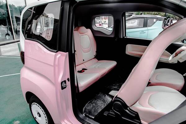 QQ冰淇淋电动汽车价格，5万左右纯电代步小车，QQ冰淇淋·桃欢喜带来哪些惊喜呢？