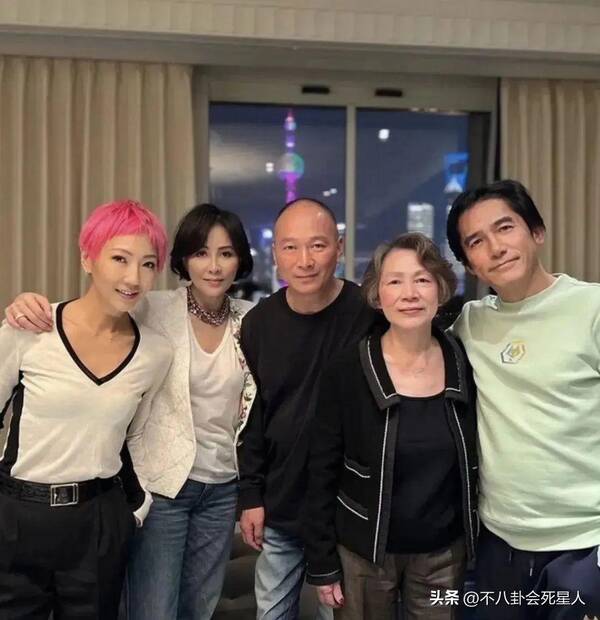 57岁港星独居上亿豪宅，9位富豪港星来内地买房，坐拥10亿四合院，在一线城市买6套房