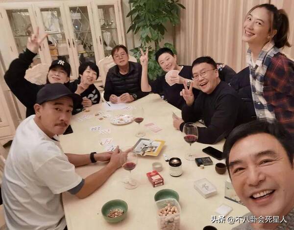 57岁港星独居上亿豪宅，9位富豪港星来内地买房，坐拥10亿四合院，在一线城市买6套房