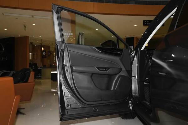 雷克萨斯经济实用suv，纯进口的豪华中型SUV，省油耐用还保值，起价31.88万，雷克萨斯NX