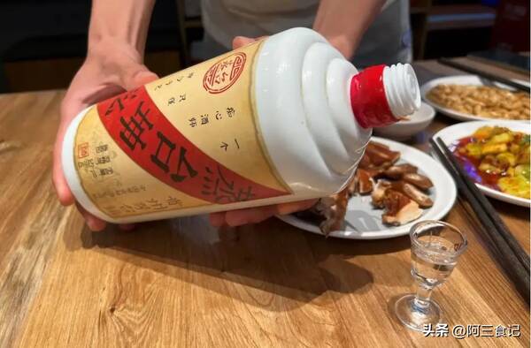 贵州贵酒口感和茅台比怎么样？贵州10大“亲民版”酱香酒，口碑分接近满分，平替茅台没问题