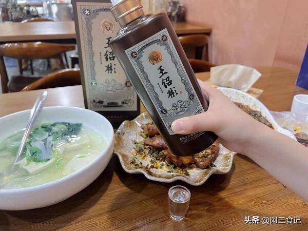 贵州贵酒口感和茅台比怎么样？贵州10大“亲民版”酱香酒，口碑分接近满分，平替茅台没问题