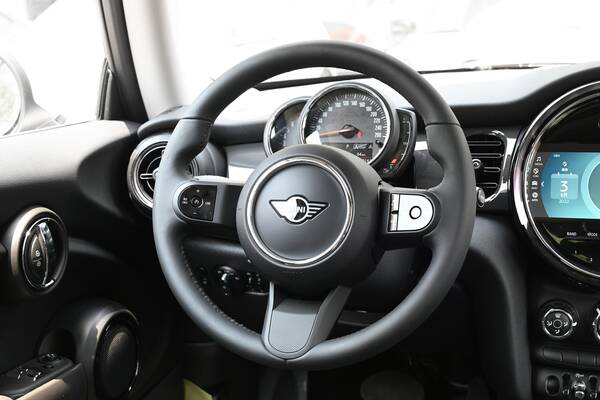 迷你mini女款，为女生打造，造型复古、时尚，19.98万起，2023款MINI咋样？