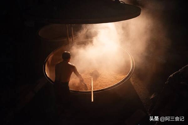 贵州贵酒口感和茅台比怎么样？贵州10大“亲民版”酱香酒，口碑分接近满分，平替茅台没问题