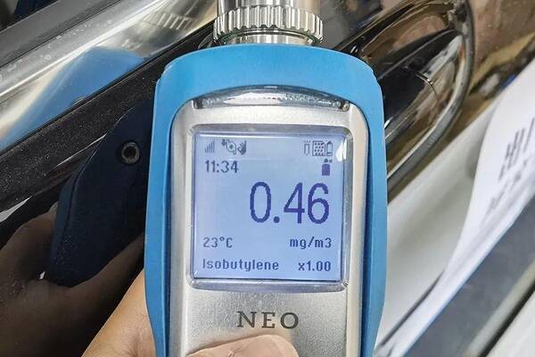 v级奔驰价格是多少，奔驰V：这个价格这个品牌，就问还能选谁？