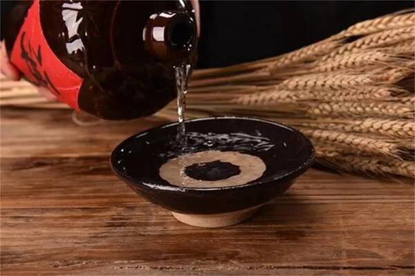 电视广告这酒嘛,年头要长才好喝，30多年前，火爆到“插播”电视剧的3款广告酒，你认识几款？