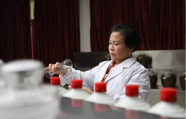 电视广告这酒嘛,年头要长才好喝，30多年前，火爆到“插播”电视剧的3款广告酒，你认识几款？