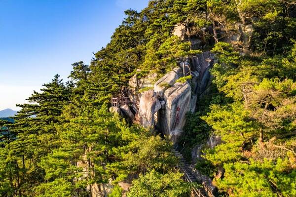 這次來爬山,挑戰的靠前座山是銅鑼寨景區.